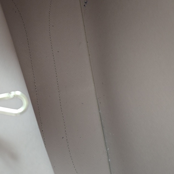 Beautiful  kate spade roomy tote with little pouch. - Picture 6 of 7